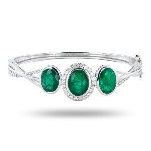Beautiful 18k White Gold Bangle